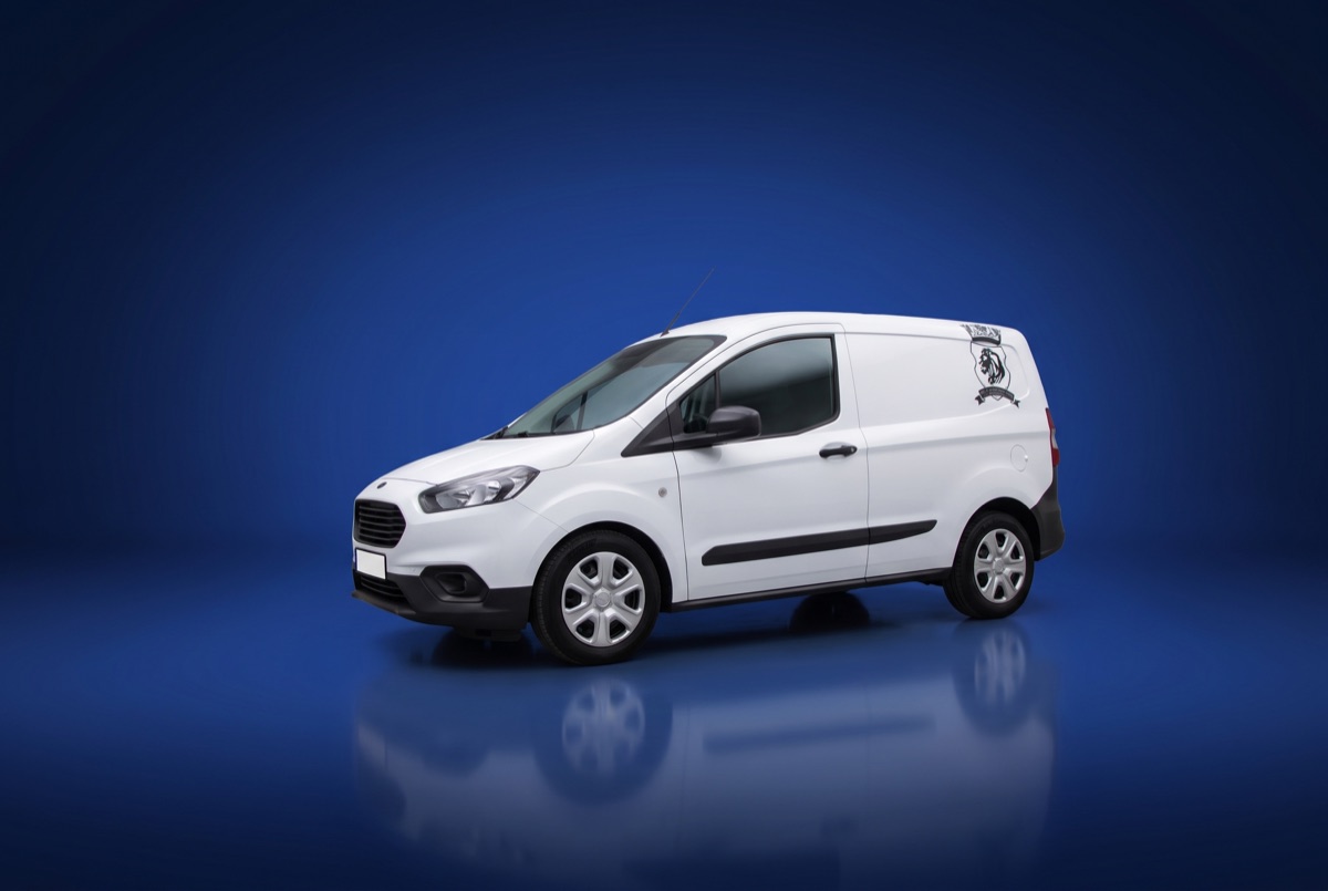 Weißer Ford Transit Courier mit Felder-Wappen – der kompakte Stadtlieferwagen