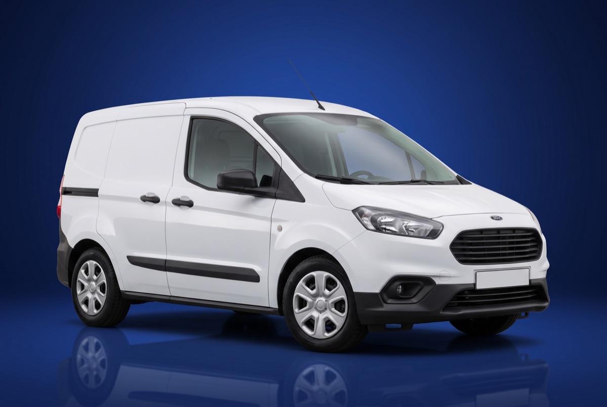 Weißer Ford Transit Courier – kompakter Kurierwagen von Felder Transporte