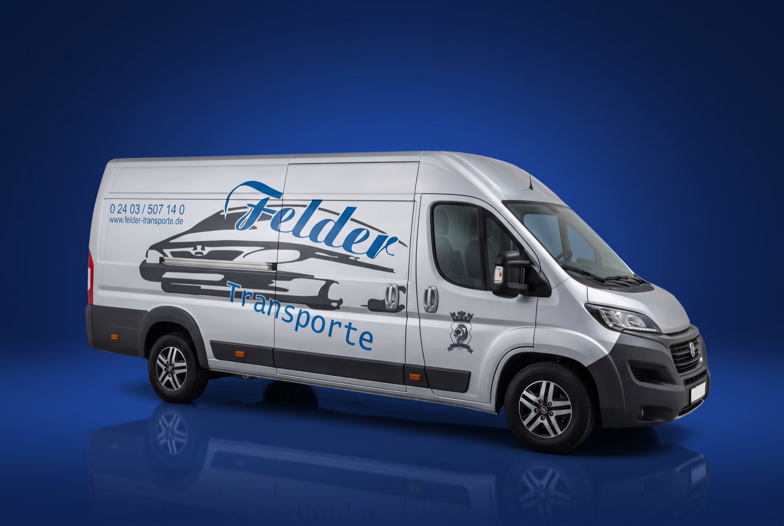 Langer Fiat Ducato Kastenwagen mit großem Felder-Transporte-Schriftzug, Telefonnummer und Webadresse