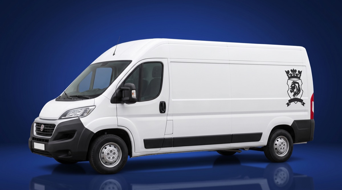 Weißer Fiat Ducato Kastenwagen mit dezentem Felder-Wappen in der Seitenansicht