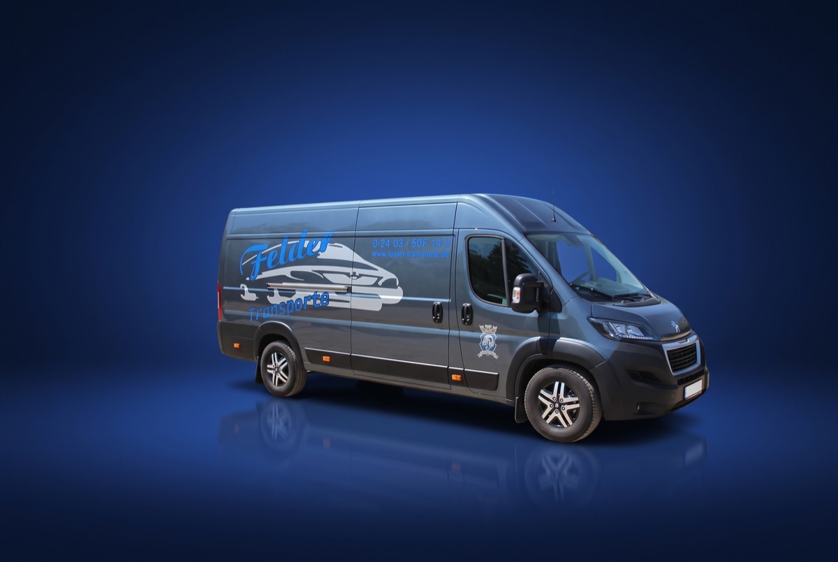 Dunkler Transporter mit Felder-Transporte-Seitendesign