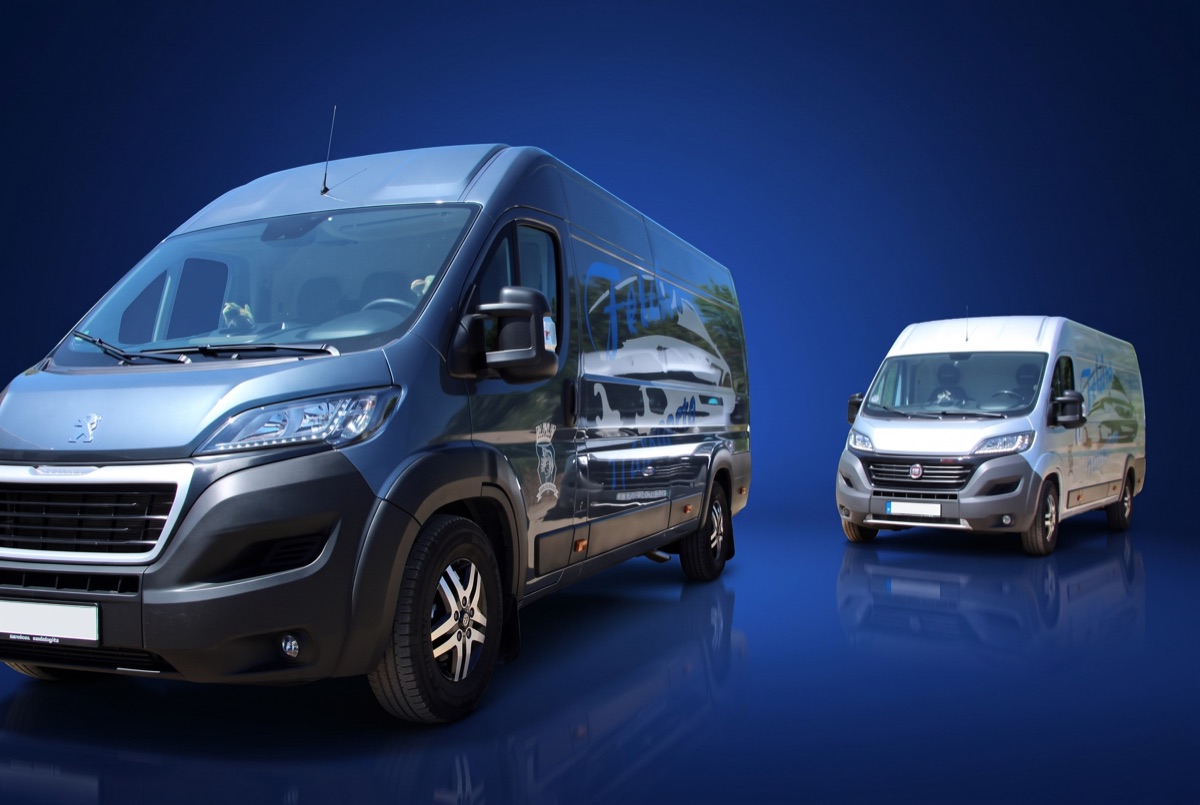 Großer Peugeot Boxer, dahinter ein weiterer Transporter von Felder Transporte
