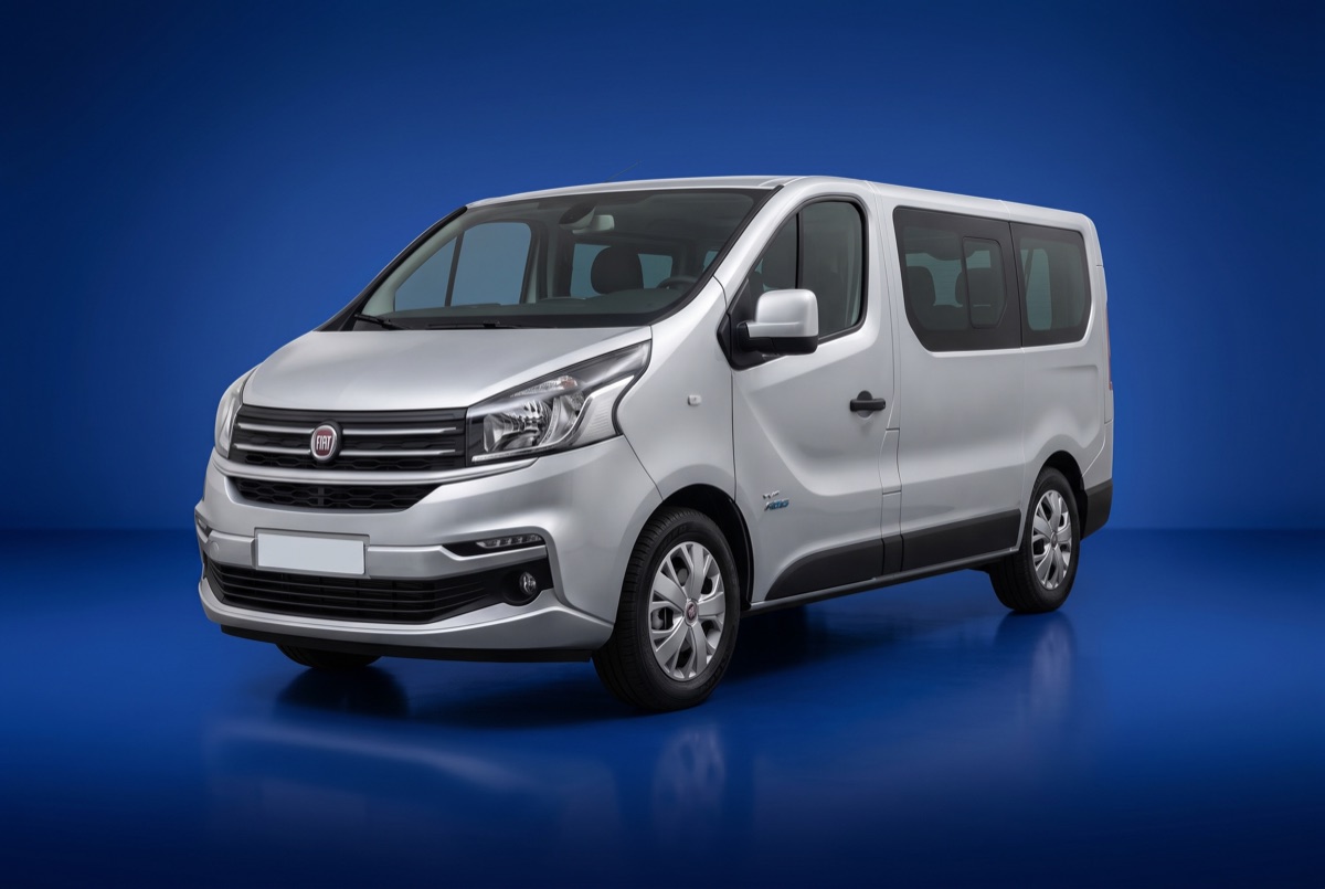 Silberner Fiat Talento Bus aus dem Fuhrpark von Felder Transporte