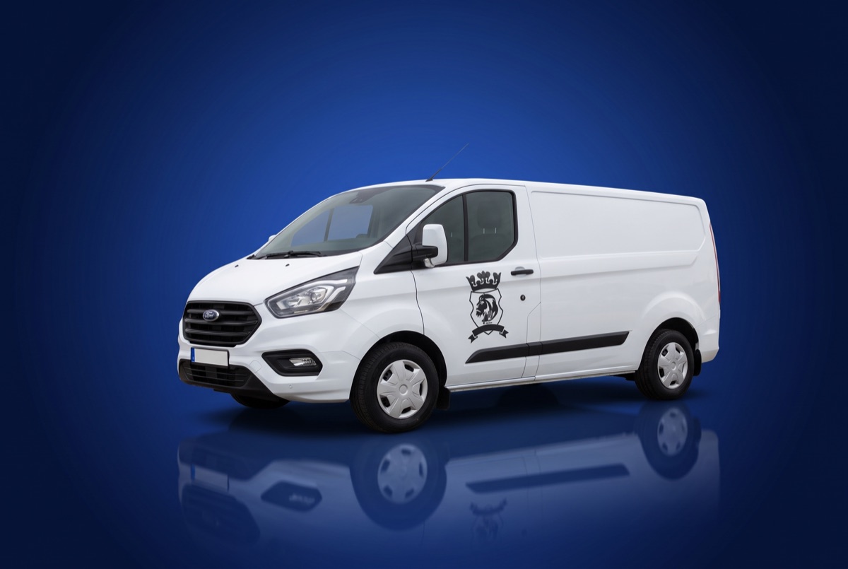 Ford Transit Custom mit Felder-Wappen auf royalblauem Studiohintergrund