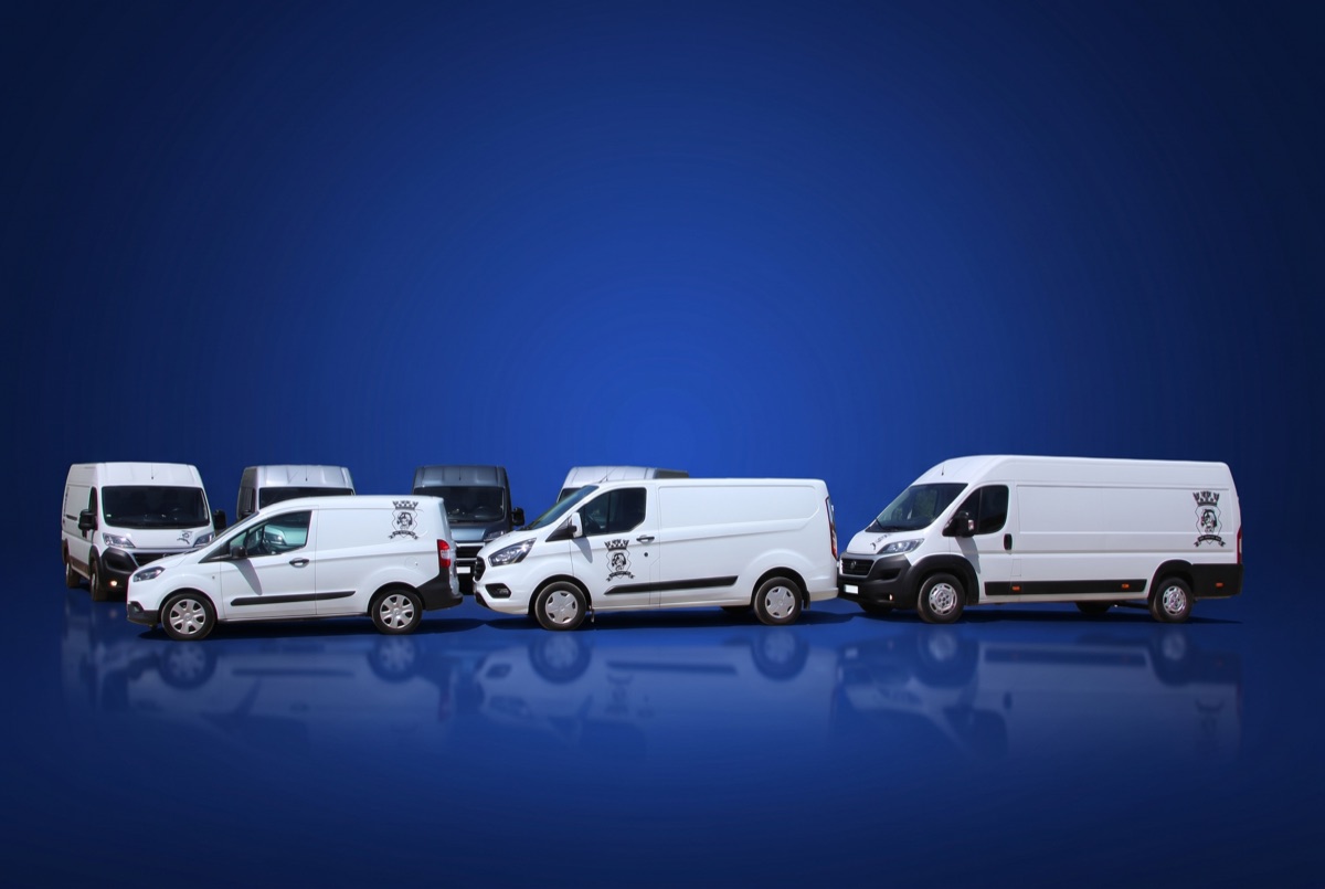 Vier Transporter von Felder Transporte in Reihe – vom kompakten Kurierwagen bis zum großen Kastenwagen